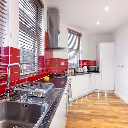 Modern, Spacious With Free Parking * Leeds (West Yorkshire)