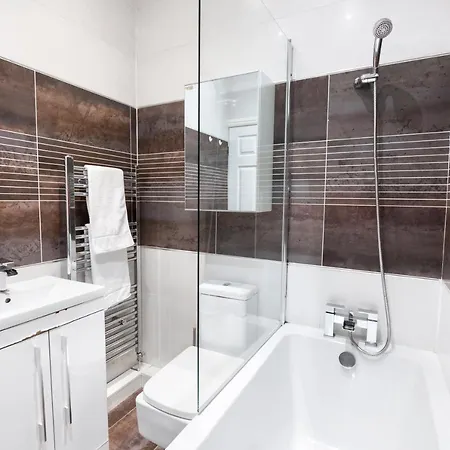 Modern, Spacious With Free Parking Apartamento